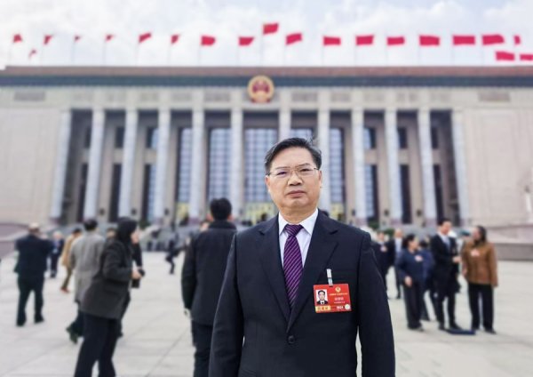 直面AI浪潮，胡望明委员为钢铁行业“智改数转”与绿色低碳建言献策